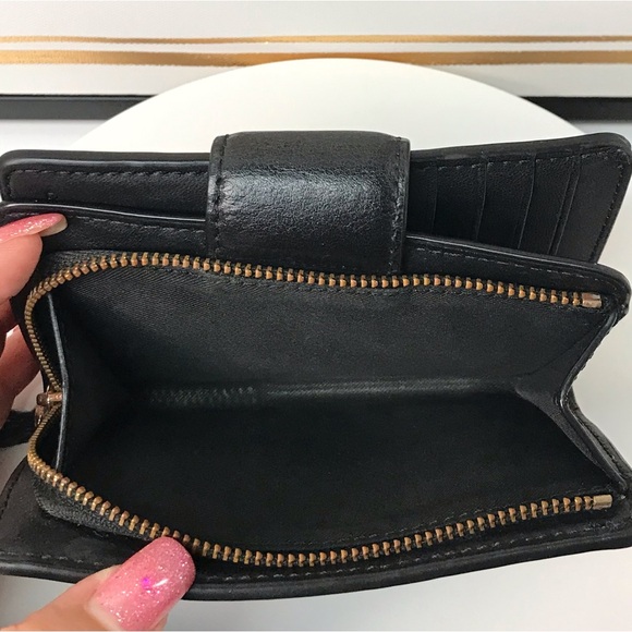 COACH Signature Bifold Wallet 😍 - Picture 14 of 17